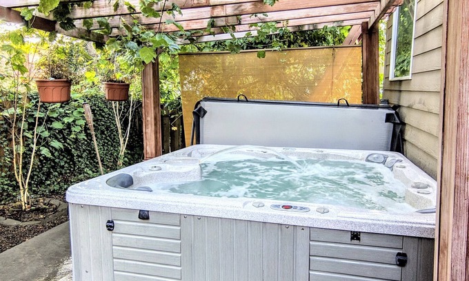 Cedar Hills House | Luxury 3100sqft Home: Hot Tub, GameRoom & Jacuzzi + EV Charger