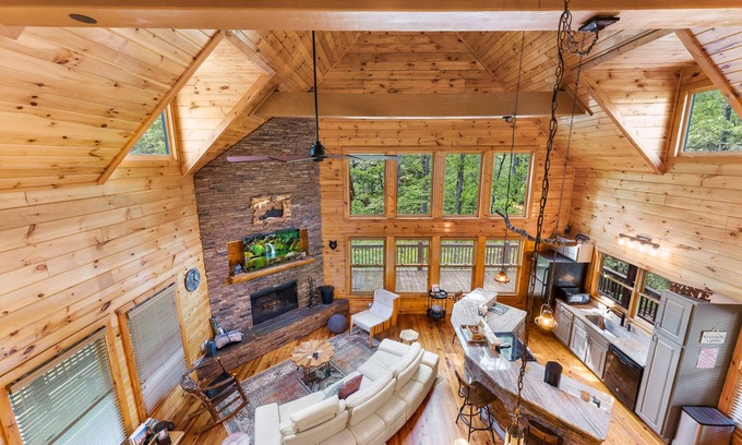 Cleveland House | Luxury 3BD 3BA Cabin. Hot Tub,Pool Table,BBQ.Close to Helen, GA.Great for Groups