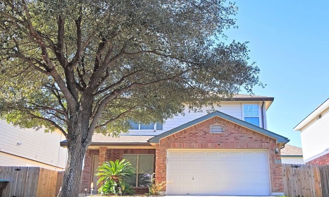 San Antonio Boat Rental | Luxury 3BD2.5BA with Communal Pool - Private Garage - Close to Malls - 6 Flags