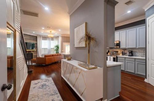 Washington Ave./ Memorial Park House | Luxury 3BR Heights House l Yard l Fast Wifi l Hot Tub