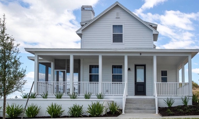 Lake Alfred Cottage | Luxury 3BR House Overlooking Lake Alfred!