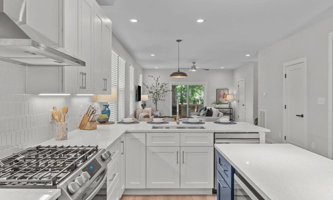 East Raleigh House | Luxury 3BR Modern Townhome | Downtown Raleigh | Pet-Friendly, Fenced Yard