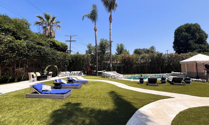 Tarzana Apartment | Luxury 4 BD w/Pool, Jacuzzi, W/D