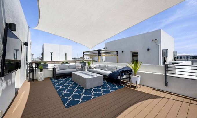Platinum Triangle House | Luxury 4 Bed / 3.5 Bath Townhome near Sports/CHOC/Disneyland/Chapman/Beach