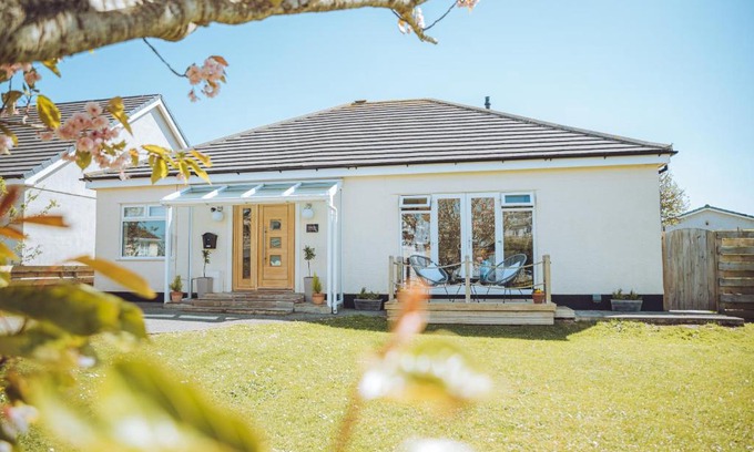 Trearddur Bay Villa | Luxury 4 Bed, 3 Bathroom, Pet Friendly Villa, Sleeps 8, with Hot Tub in Trearddur Bay