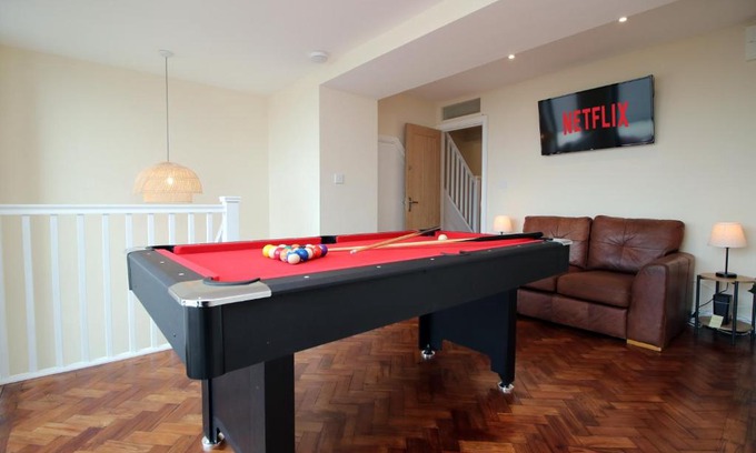 Penarth House | LUXURY 4 Bedroom 4 Ensuite Home in Penarth (Pool Table Games Room & BBQ Garden) with Sea Views
