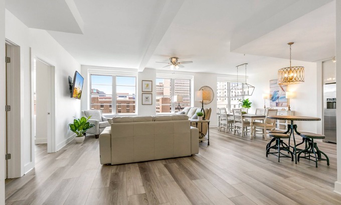 Central Business District Apartment | Luxury 4 bedroom Condo Short Walk to Bourbon Street