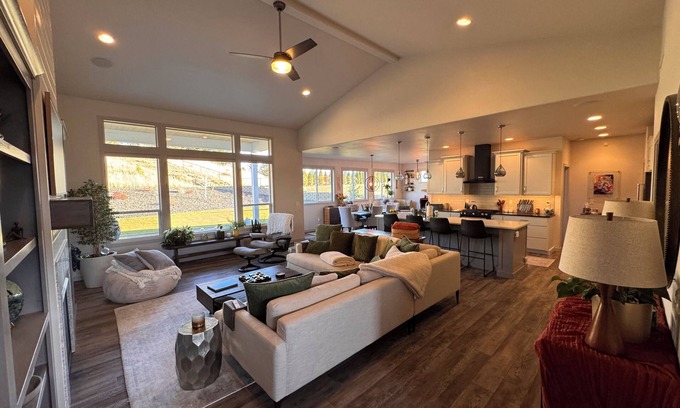 Pullman House | Luxury 4-Bedroom Home Near WSU – Modern Comfort by Park in Quiet Area