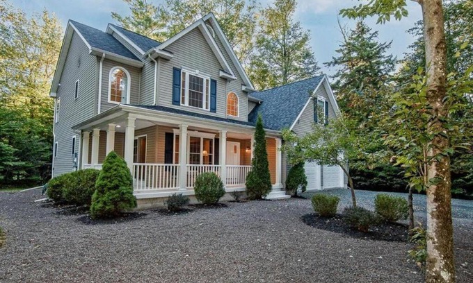 Tobyhanna House | Luxury 4 bedroom house in Pocono Mountains with Hottub in Golf Course Near Lake
