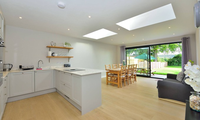 Winchester House | Luxury 4 bedroom on-suite house with free parking