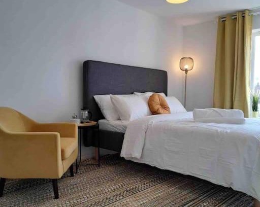West Thurrock House | Luxury 4 Large Bedrooms West Thurrock Grays 3 bathrooms 1 en suite Netflix Free Parking