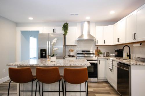 Sandtown House | Luxury 4 Large Bedrooms with 5 Beds and 3 Baths, a Quiet Street in Cascade Area