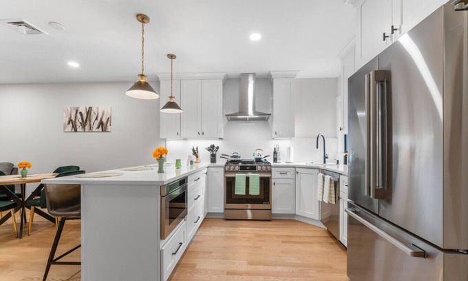 Thompson Square - Bunker Hill Apartment | Luxury 4BR | Charlestown
