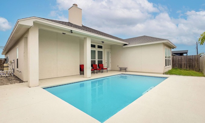 South Side House | Luxury 4BR South CC! 15 Min to Beach, Fast WiFi, 6 Beds & Fireplace!