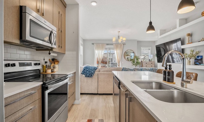 Calgary House | Luxury 4BR Townhouse Near YYC Airport - Sleeps 4