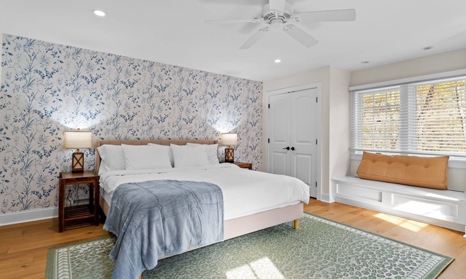 East Haven  Rutland County House | Luxury 4BR Wedding & Ski Retreat by Mountain Top Inn, Killington, and Pico!