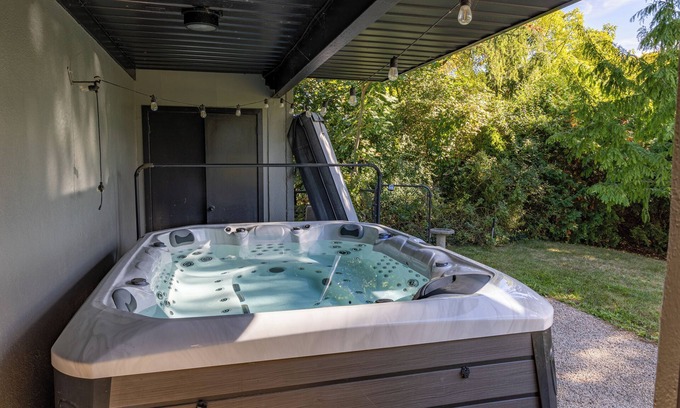 London House | Luxury 5-Bed London Retreat: Hot Tub & Sauna + Prime Location, Ultimate Comfort!