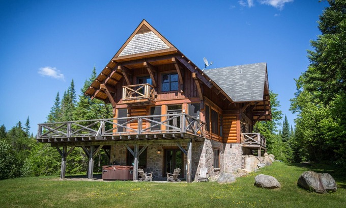 Lac Superieur Village Cabin | Luxury 5 bedroom Cote Nord Log Cabin