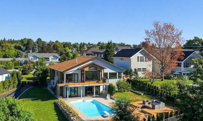 Central Okanagan House | Luxury 5 Bedroom house w/POOL, SAUNA & Games Room