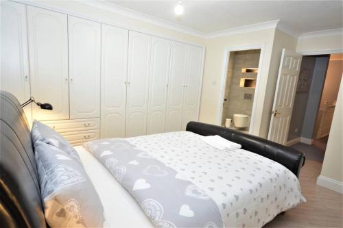 St. Andrew's House | Luxury 5 Bedroom House with Free Parking on Site