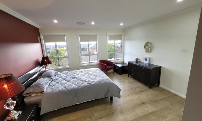 Schofields Villa | Luxury 5 Bedrooms Schofields Home + Back yard
