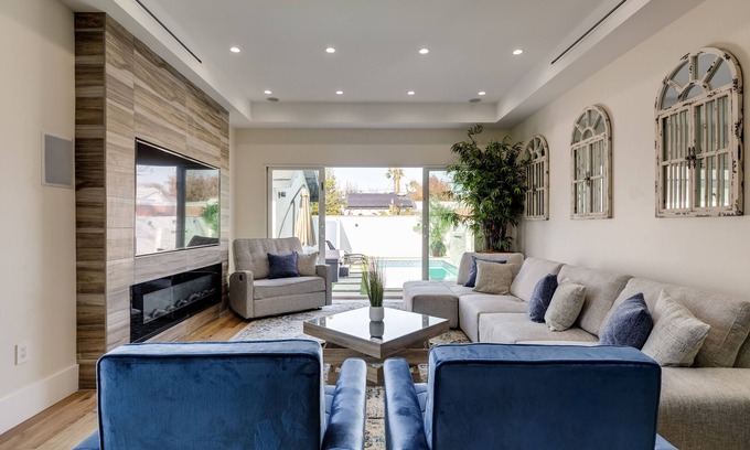 Valley Glen House | Luxury 5-bedrooms villa in pool in Los Angeles