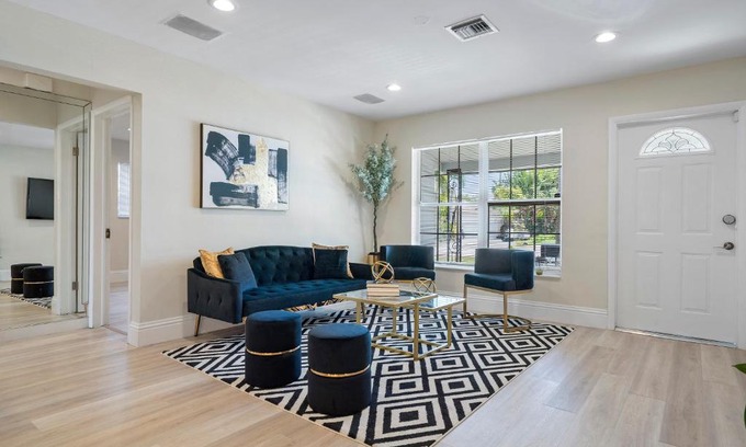 North Andrews Gardens Villa | Luxury 5Bed Family/Friends Gateway. 10Min to Beach