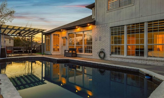Dallas House | Luxury 5Br 2 5 Bath Villa with Pool