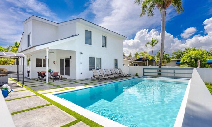 Hollywood Lakes Villa | Luxury 5BR/3BA Villa Walk to Hollywood Beach