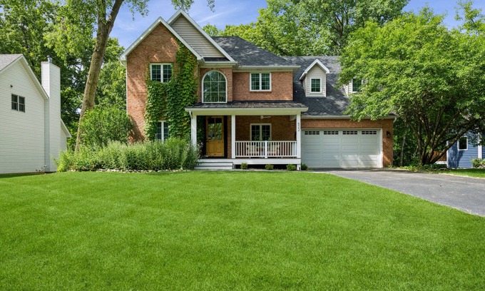 Fontana House | Luxury 5BR Home Near Geneva Lake | Walk to Beach, Dining & Downtown | Fire Pit & Chef’s Kitchen