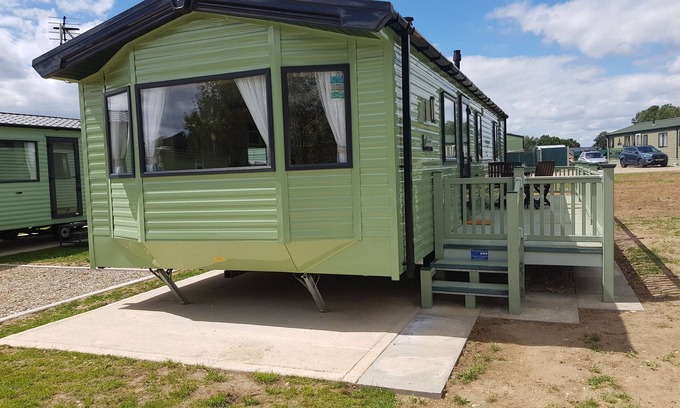 Skegness Ski Chalet | Luxury 6 Birth Caravan with Hot Tub in Skegness