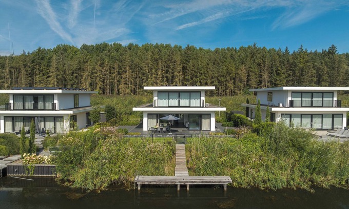 Zeewolde House | Luxury 6-person villa on the water with 3 bedrooms, 3 bathrooms, bath, balcony, spacious garden with swimming jetty and modern kitchen. Located at Villa Resort Harderwold near Harderwijk and the Veluwemeer.