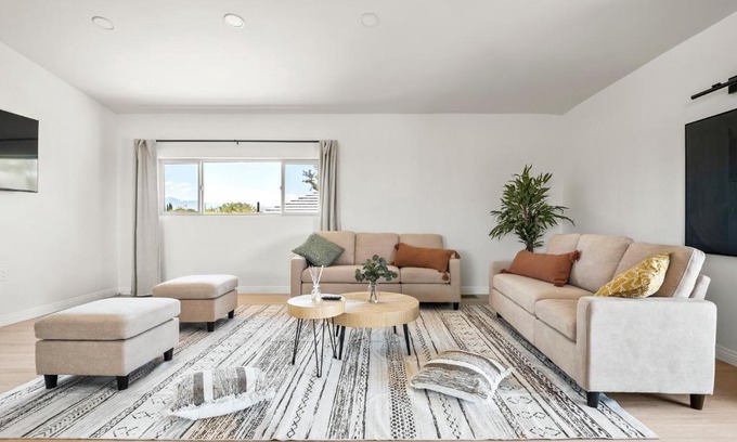 Hesperia House | Luxury 6BR Retreat Fast WIFI, Dedicated Workspaces