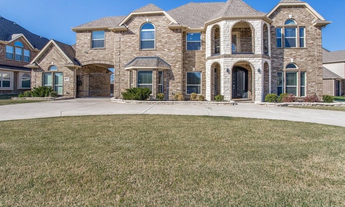 Mansfield House | Luxury 7 Bedroom Mansion With Movie Theater and Game Room