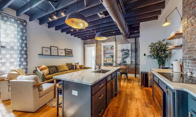 Phoenix Hill House | Luxury 8 Bed/4 Ba NuLu Home Private yard/parking