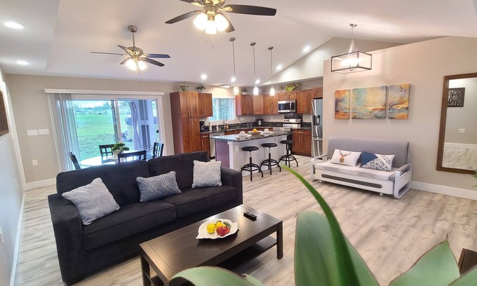 Keaau House | Luxury 800 ft" 1 bedroom Suite, Full Large Kitchen, King size bed, Free Laundry