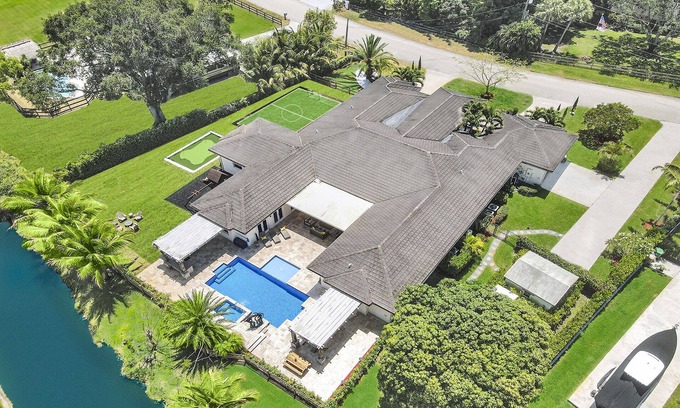Davie House | Luxury 8BR w/Pool & Mini-golf & Soccer- 16 Guests