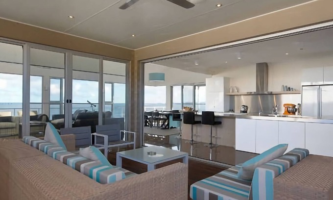 Port Elliot House | Luxury Accommodation with Breathtaking Sea Views