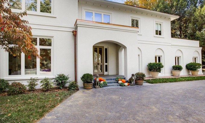 Indian Hills House | Luxury Accommodations. Spacious Villa Home