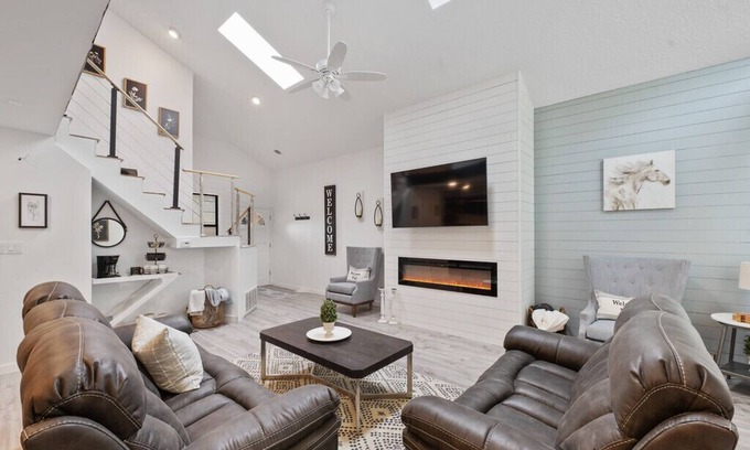 S Y Jackson House | Luxury Adobe Townhouse w/Complimentary Breakfast