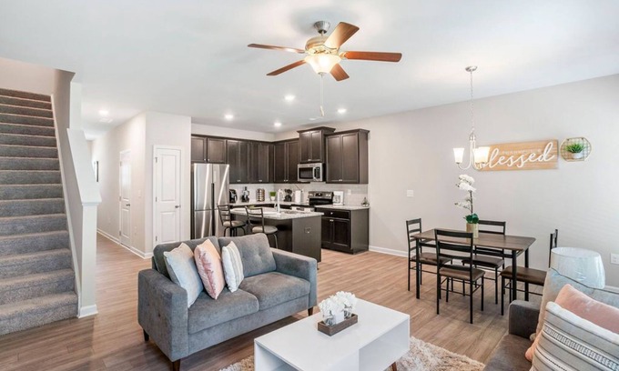 Riverdale House | Luxury and Stylish, Newly built 2021. Minutes from the airport.