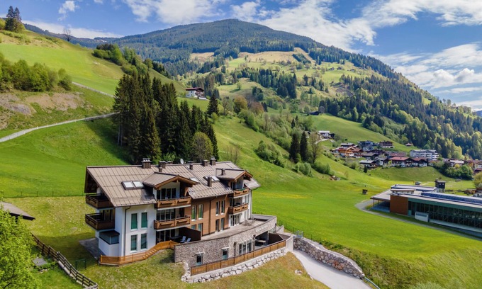 Viehhofen Apartment | Luxury apartment near slopes with large terrace