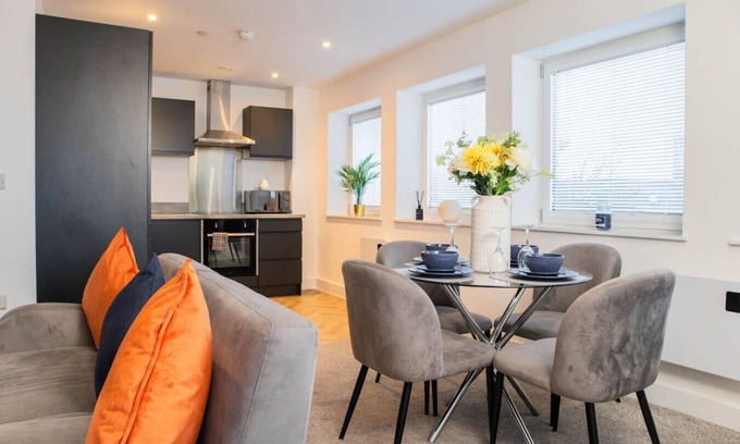 Waterloo Apartment | Luxury Apartment | FREE PARKING | Sleeps 5