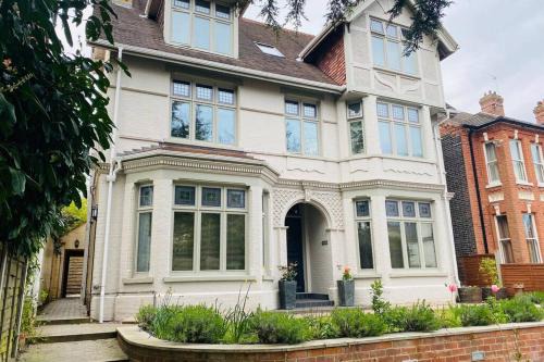 Eaton Apartment | Luxury Apartment-Golden Triangle, Parking & Garden