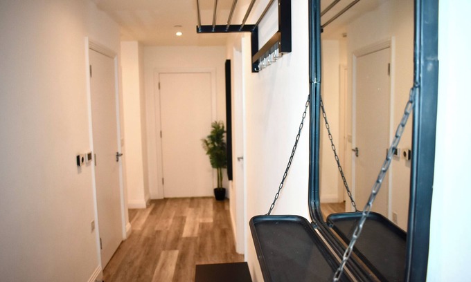 Camberwell Green Apartment | Luxury Apartment in London w/Free Travel Included with Long term Bookings!