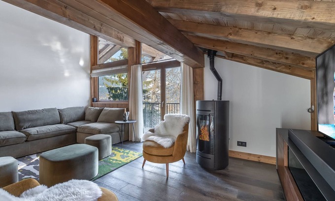 Le Praz Apartment | Luxury Apartment Near Pistes with Hammam, Parking, and Ski Room