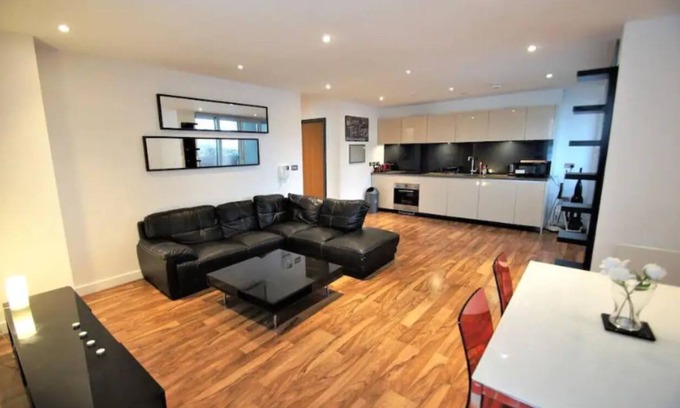 Royal Docks Apartment | Luxury apartment that offers amazing views of the beautiful London city sky line