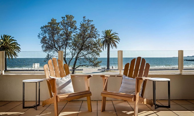 Middle Park Apartment | Luxury apartment with spectacular bay views