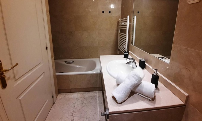 Arroyo de la Vega Apartment | LUXURY APARTMENT WITH SAUNA AND GYM