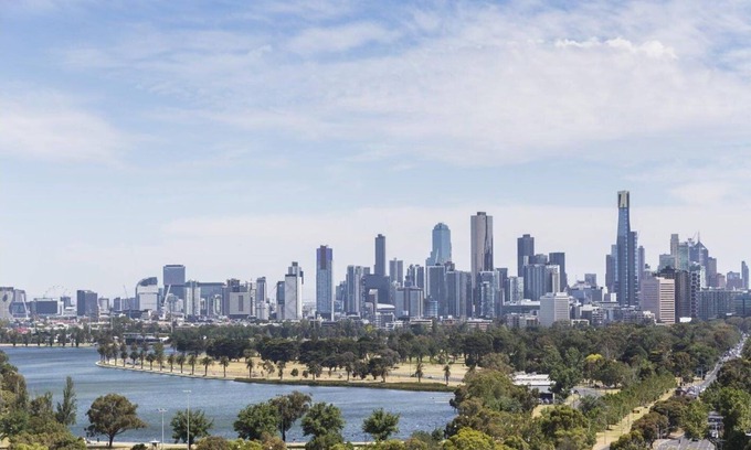 St Kilda Apartment | Luxury Apartment with Sweeping City Views and Rooftop Pool